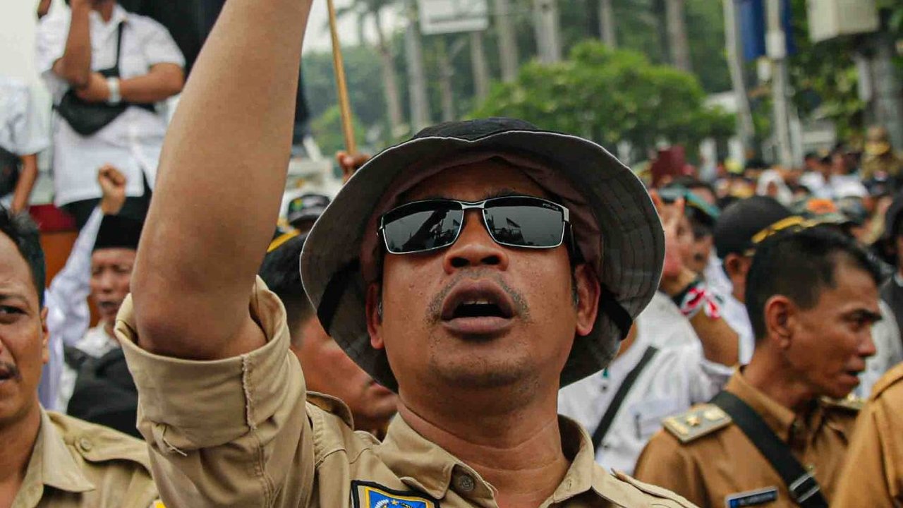 FOTO: Massa Geruduk DPR Tuntut RUU Desa Disahkan Demi Perpanjang Jabatan Kades 9 Tahun