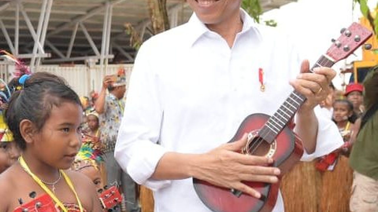 Momen Keseruan Jokowi Main Ukulele Bersama Pelajar di Pantai Semau Papua