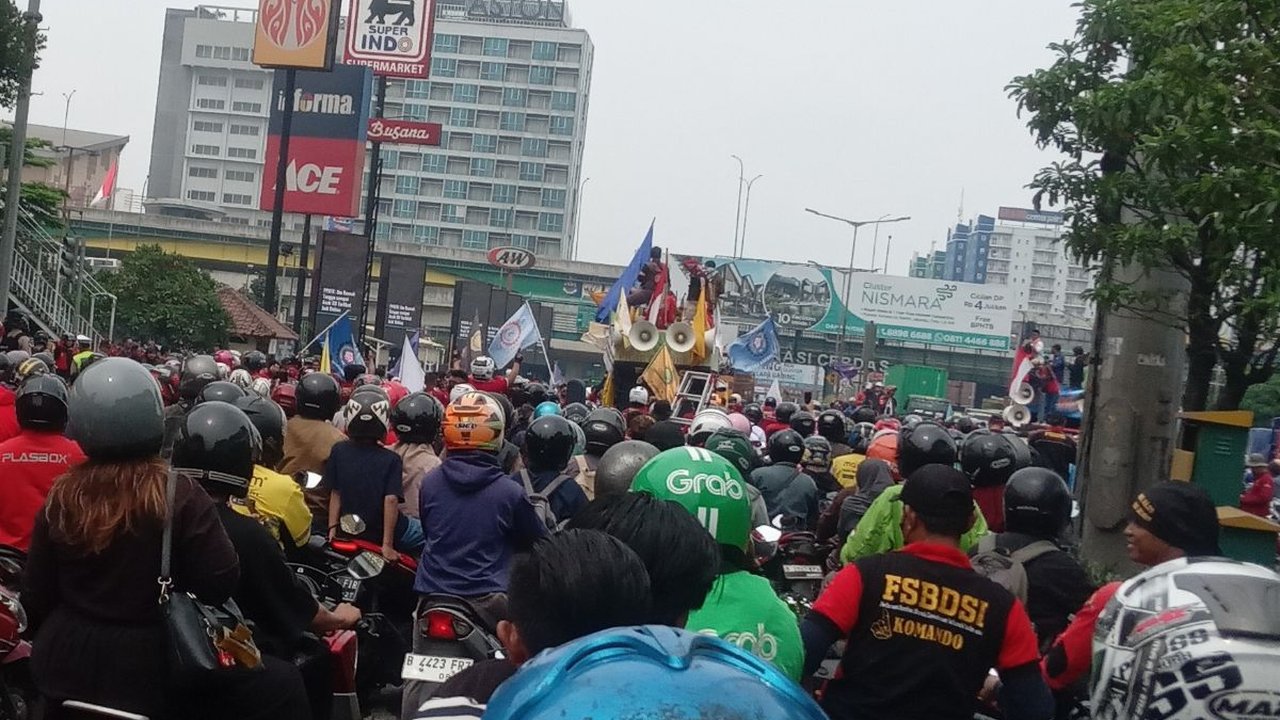 Pintu Tol Bekasi Barat Diblokade Buruh, Kendaraan Mengular Hingga Jalan Arteri