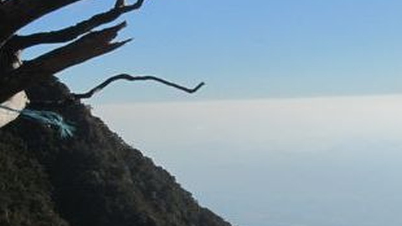 Beberapa Gunung di Indonesia ini Mitosnya Jadi Lokasi Pasar Setan