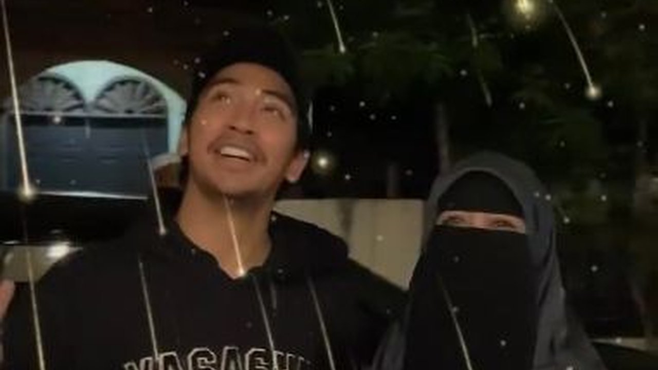 Hasil Kerja Keras Jadi Artis, Momen Haru Abidzar Beri Hadiah Rumah dan Mobil Untuk Ummi Pipik