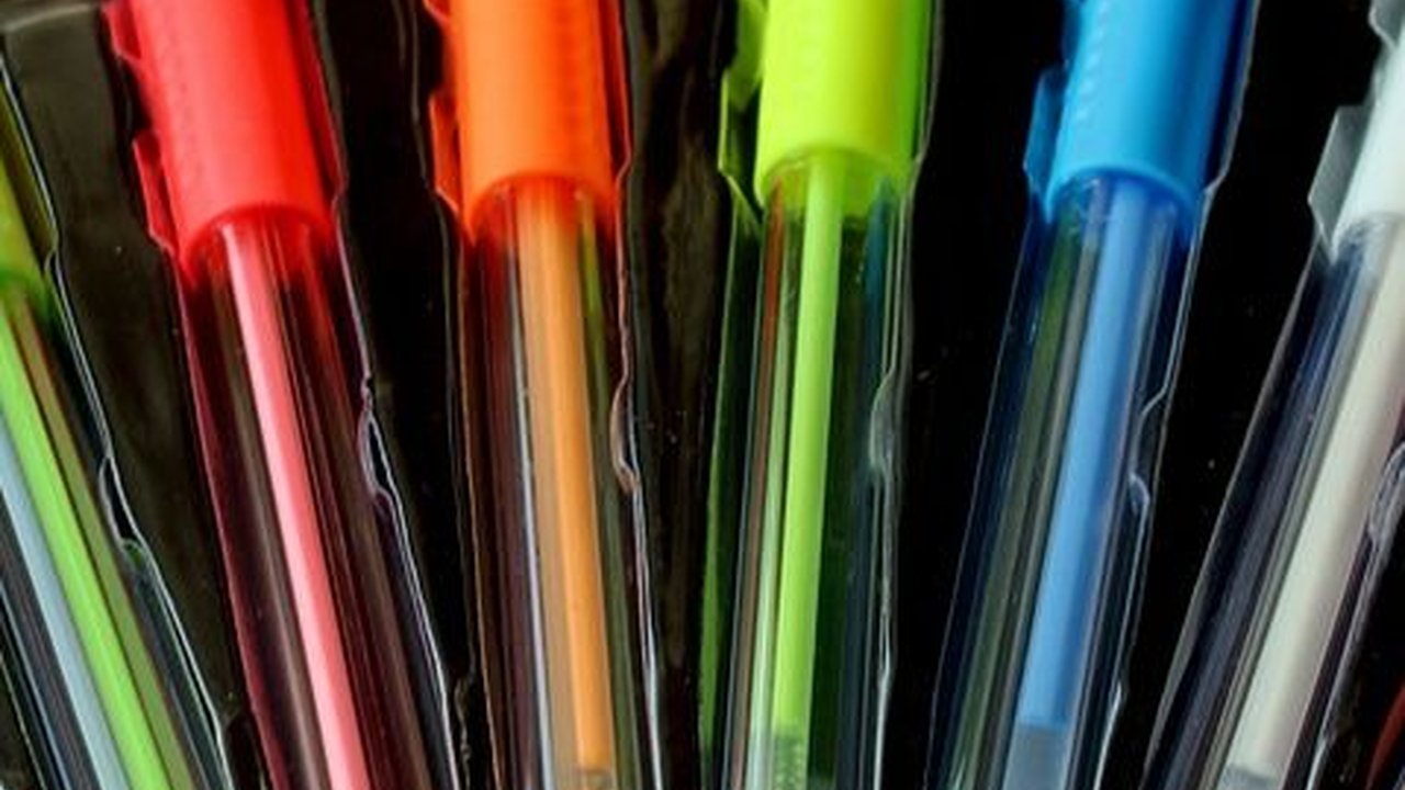 Viral Pria Paruh Baya Jualan Pulpen di Depan Sekolah, Keliling dari Bandung sampai Cirebon