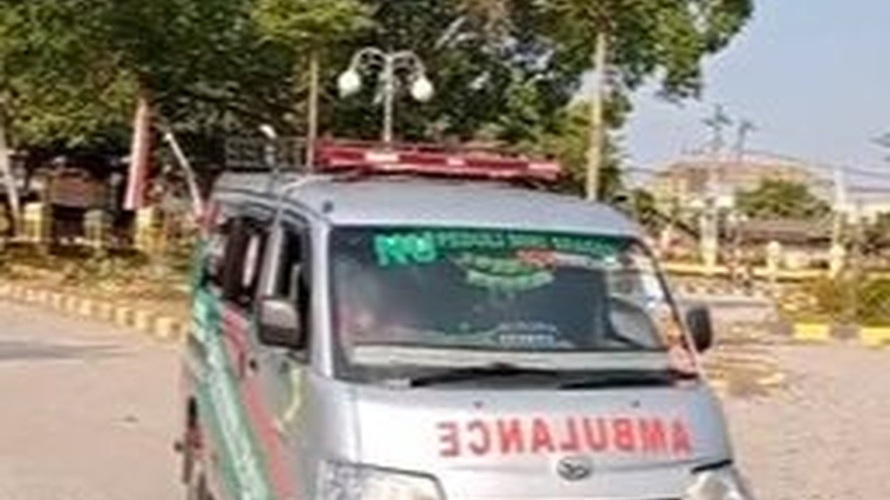 Ambulans Kosong Bunyikan Klakson dan Lampu Turbo Bikin Bayi Kaget, Sopir Ditempeleng Seorang Ibu