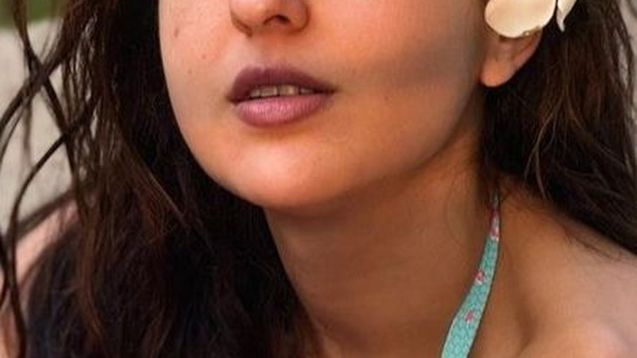 Pamer Perut Rata, 7 Potret Sara Ali Khan Liburan di Pantai