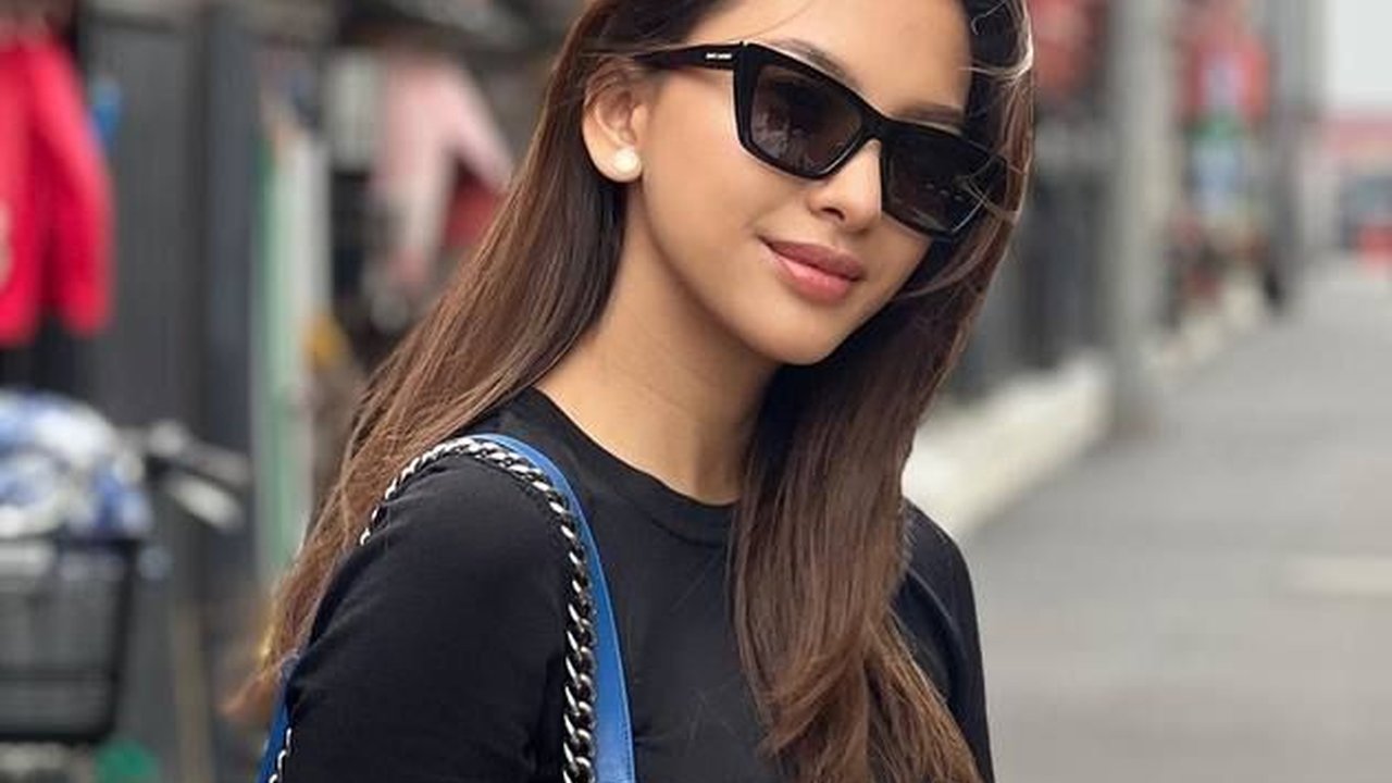 Tampil Cantik Bak Anak SMP, Berikut 8 Potret Alisia Rininta Saat Nonton Konser Coldplay