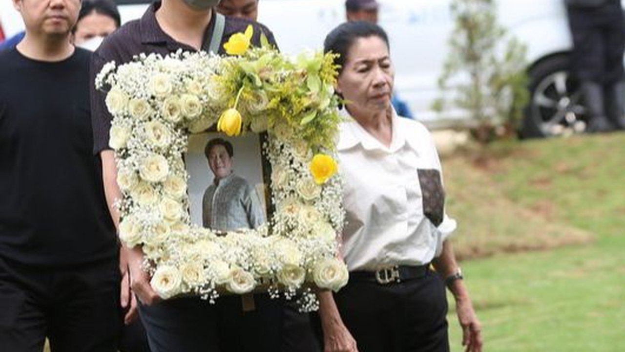 10 Momen Edric Tjandra saat Antarkan Jenazah Sang Ayah ke Tempat Peristirahatan Terakhir, Tak Kuasa Menahan Tangis