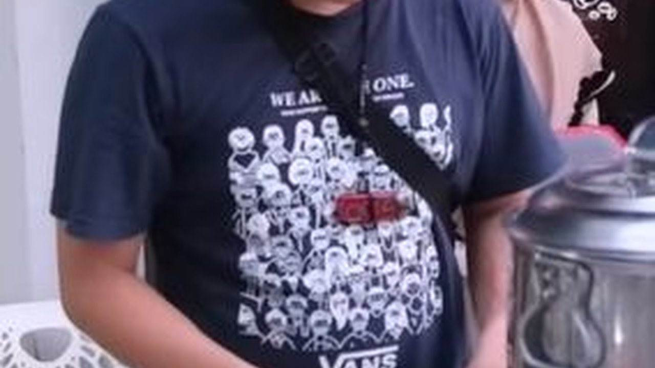 Disebut Tak Laku Lagi di TV, 8 Foto Sidik Eduard Mantan Pemain FTV Yang Tak Malu Jualan Cilok