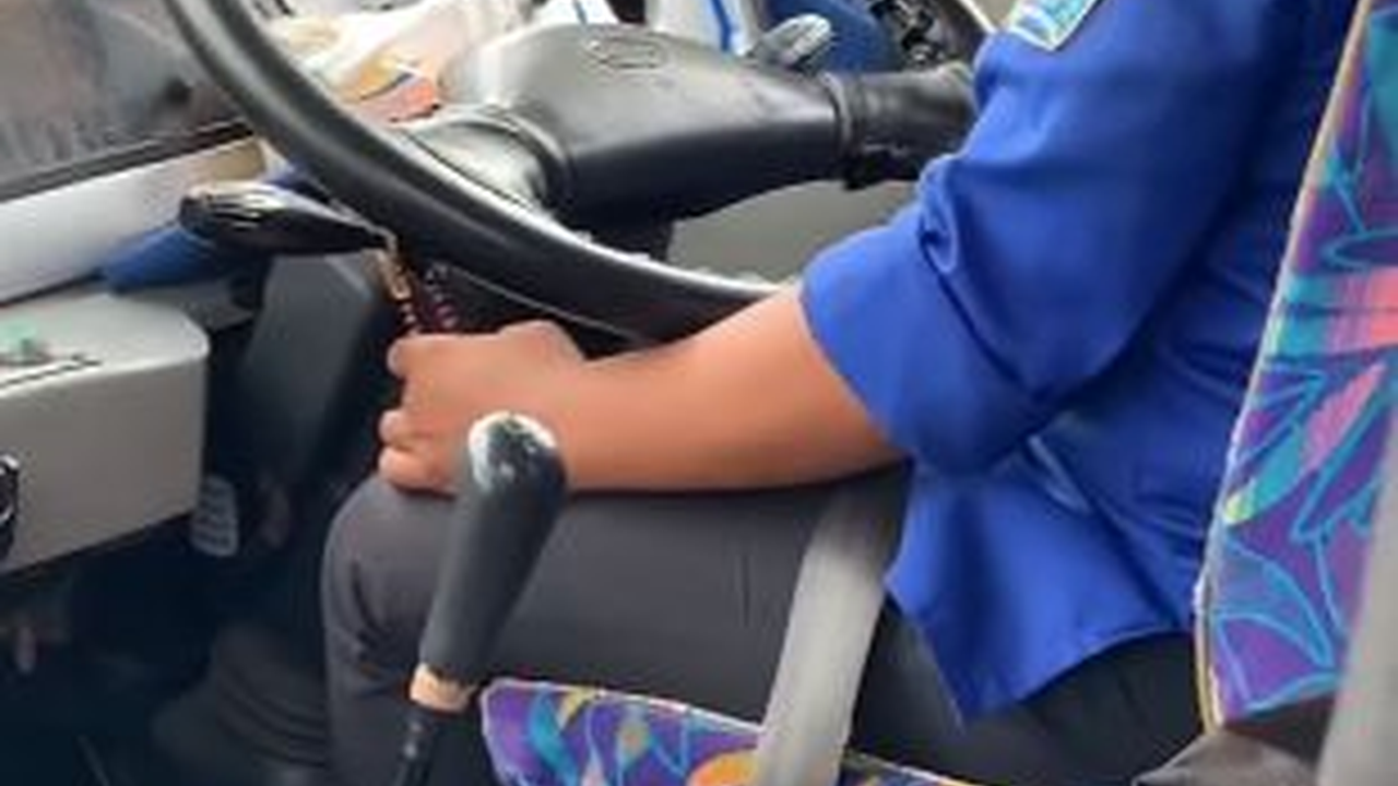 Sopir Bus Menyetir Sambil Berzikir, Netizen Sebut 'Udah Selamat Sampai Tujuan, Plus Rejekinya ngalir terus'