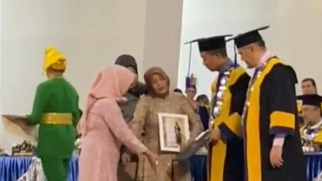 Menahan Tangis, Ini Momen Haru Ibu di Palu Wakili Putrinya yang Meninggal Sebelum Wisuda