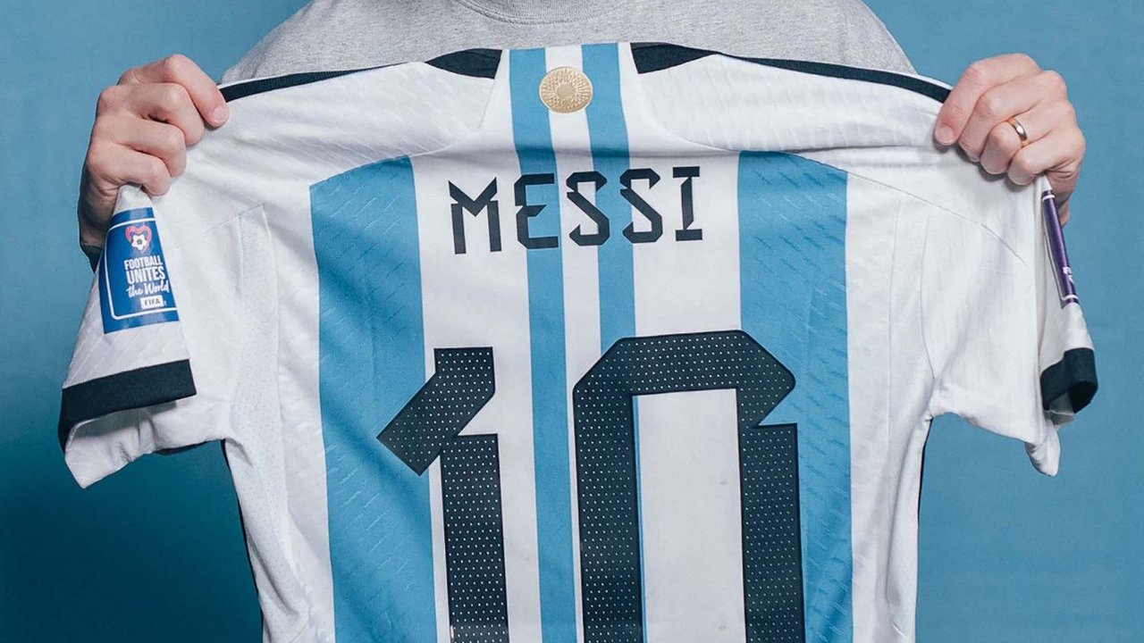 FOTO: Penampakan Jersey Messi di Piala Dunia 2022 Akan Dilelang untuk Amal, Harganya Diprediksi Pecahkan Rekor
