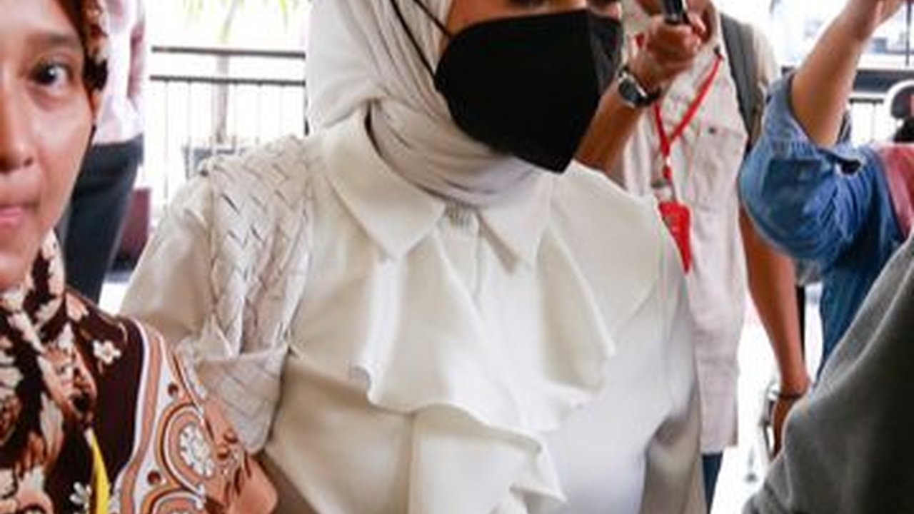 Potret Irish Bella Hanya Senyum dan Diam Hadiri Sidang Perceraiannya