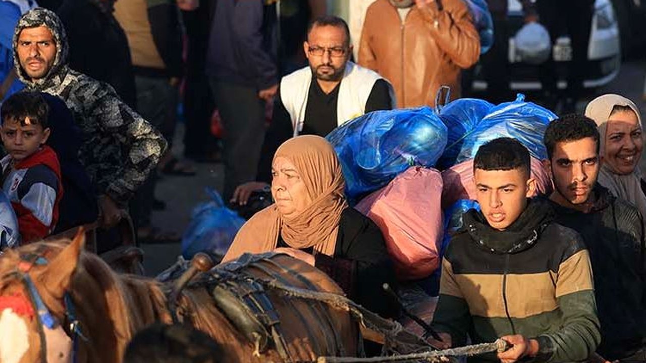 FOTO: Gencatan Senjata 4 Hari, Warga Gaza yang Mengungsi Ramai-Ramai Kembali ke Rumah