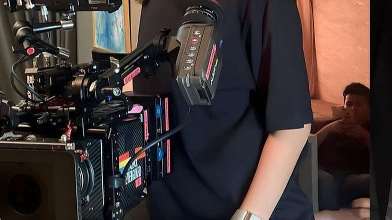 Potret Luna Maya Jadi Sutradara, Tampil Santai Pakai Kaos Oblong tapi Pesonanya Sukses Curi Perhatian