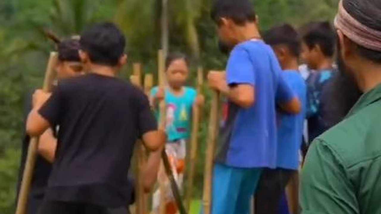 Mengenal Permainan Tradisional Jujungkungan di Kampung Cengkuk Sukabumi, Main Bola Pakai Egrang yang Seru dan Menantang