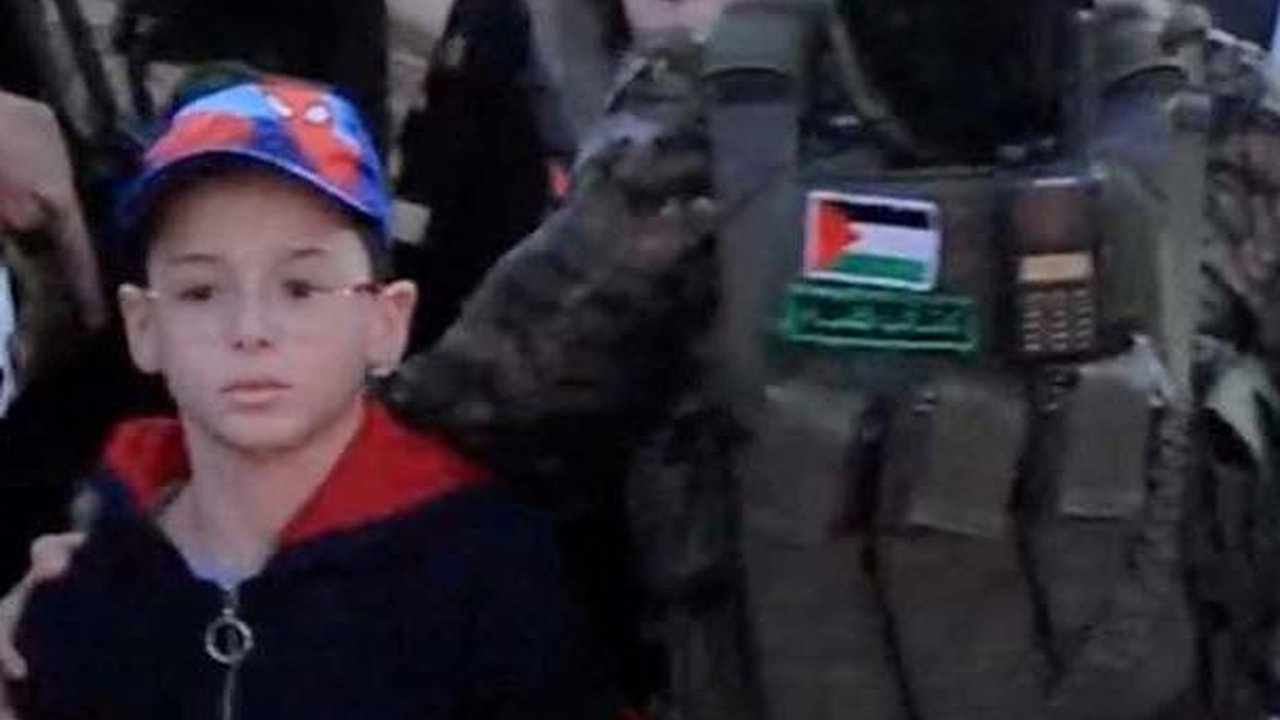 FOTO: Detik-Detik Pasukan Hamas Bebaskan Puluhan Sandera, Perlakuan Lembutnya Jadi Sorotan