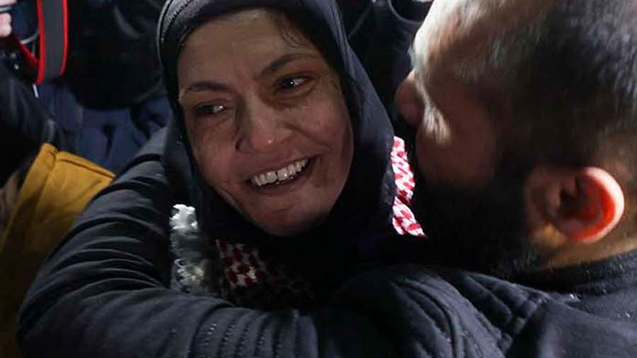 FOTO: Momen Haru Perempuan Palestina yang Ditahan Israel Kembali ke Pelukan Keluarga