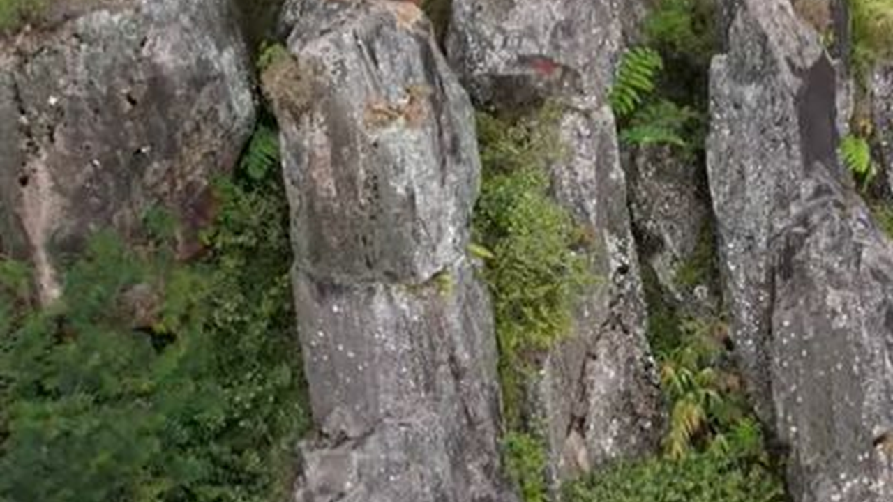 Barisan Batu Raksasa di Atas Bukit Cipangramatan Garut Ini Disebut Mirip Stonehenge Inggris, Ini Potretnya