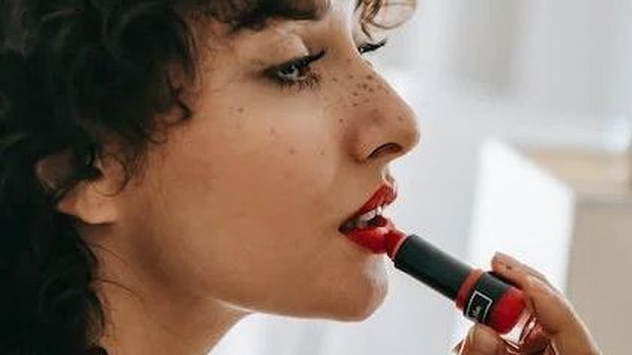 5 Cara Jitu Bikin Makeup Long Lasting, Ada Apa Aja Ya?