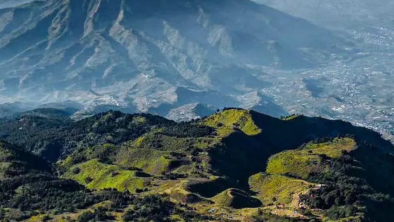 Mitos Gunung Prau, dari Julukan Gunung Mayit hingga Ada Gerbang Gaib