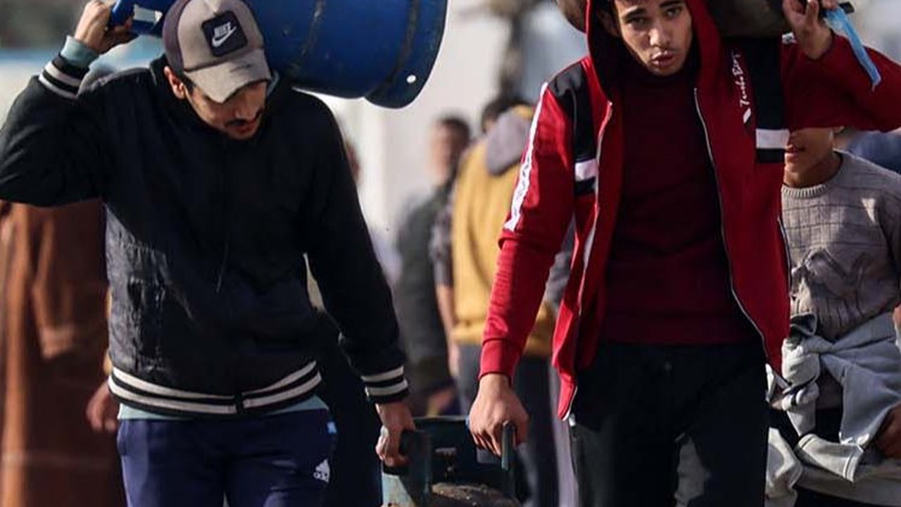 FOTO: Bantuan Mulai Mengalir, Warga Gaza Antre Panjang Demi Gas Elipiji