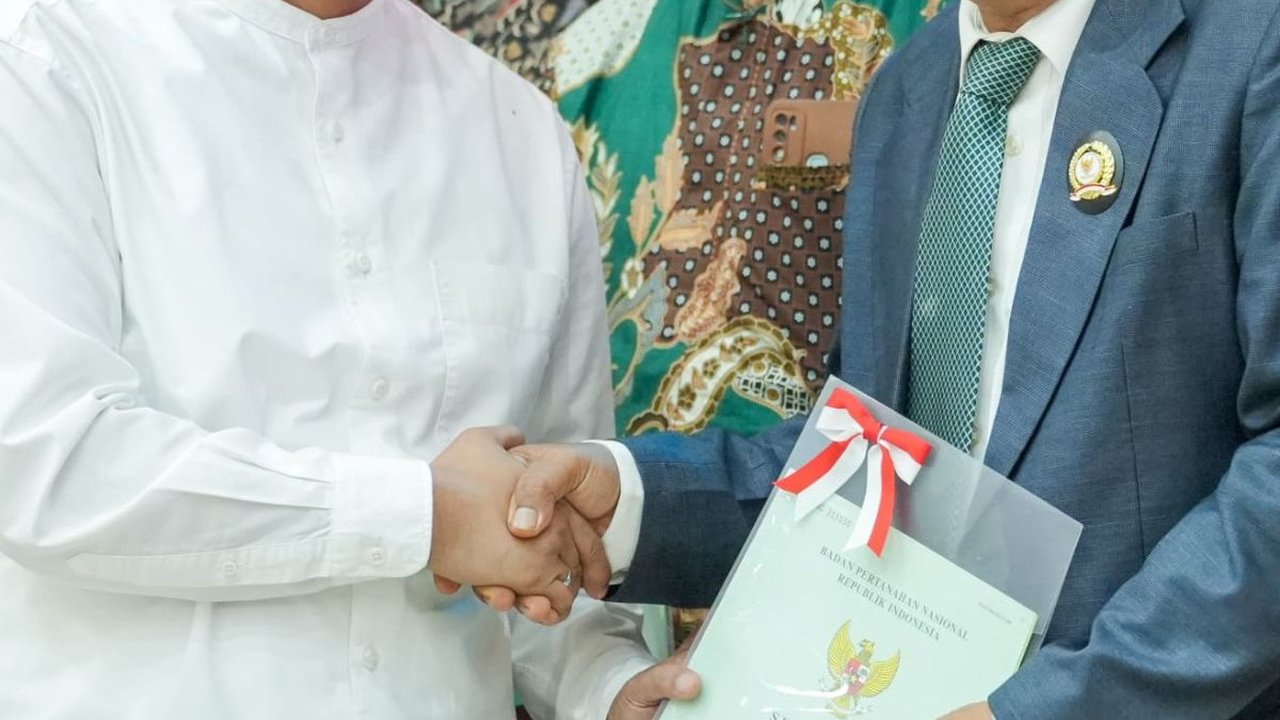 Wamen ATR Raja Juli Bagikan 14 Sertifikat Tanah Wakaf Muhammadiyah di Pekanbaru
