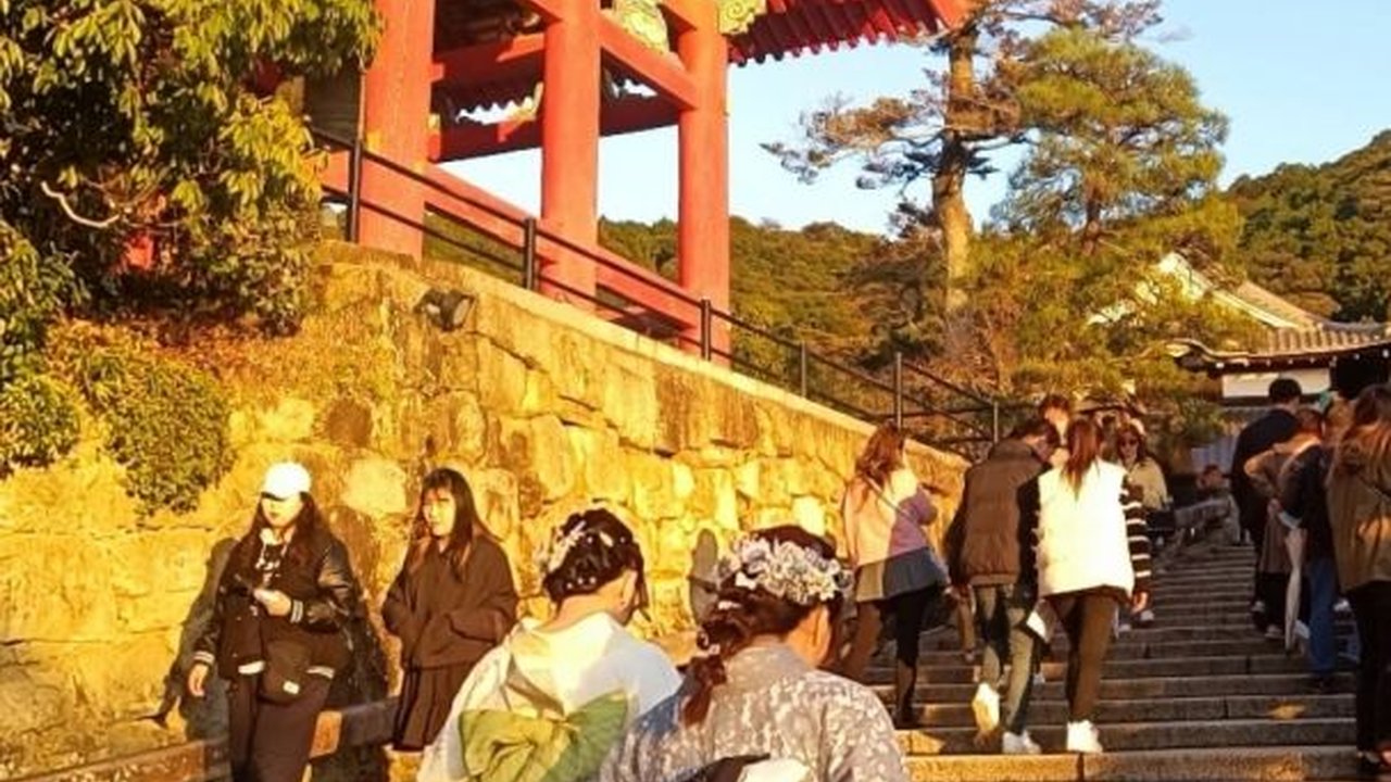 Berburu Sunset di Kiyomizu-dera, Kuil Megah di Kyoto yang Jadi Situs UNESCO