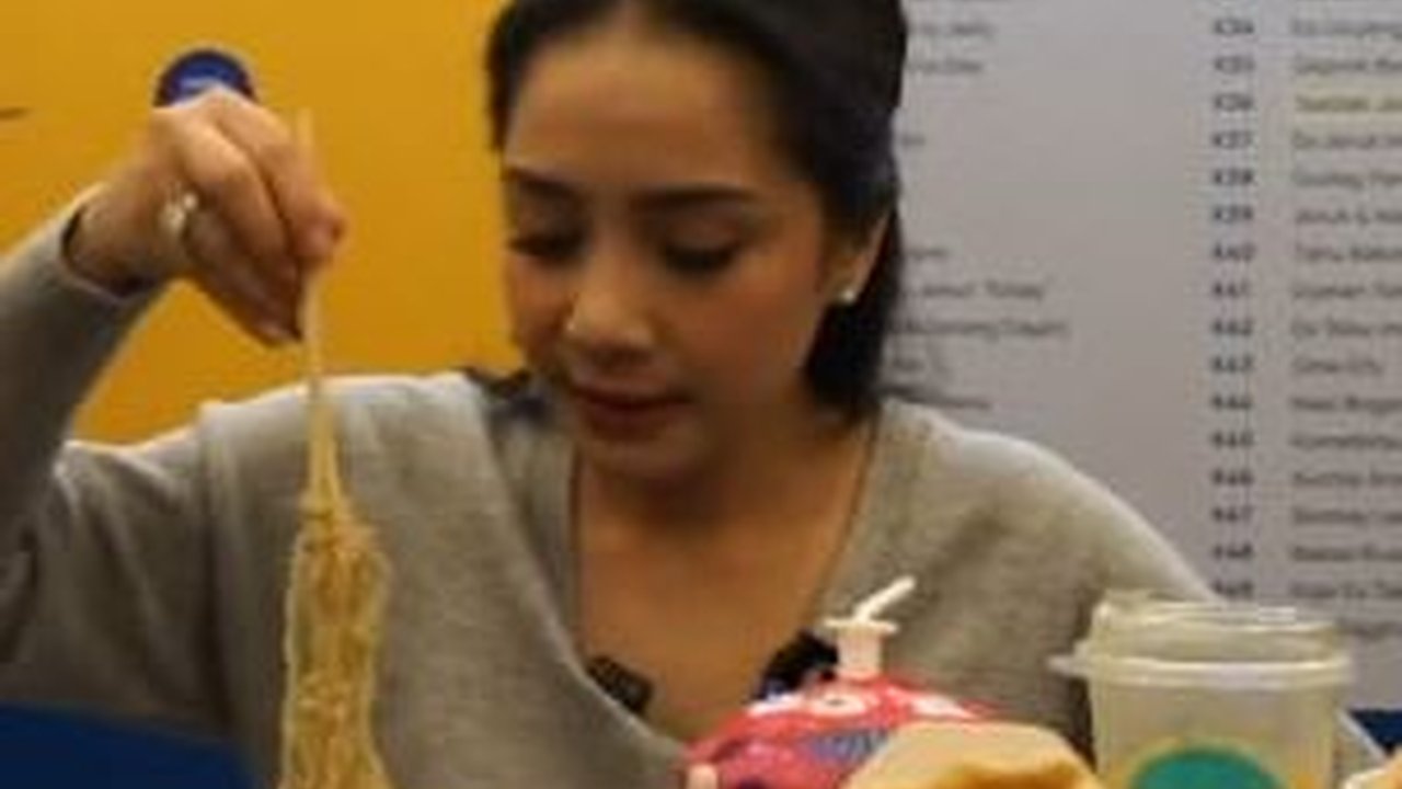 Potret Nagita Slavina Santap Belasan Jenis Makanan, Netizen 'Pasti Enak Banget Ngelihatnya'