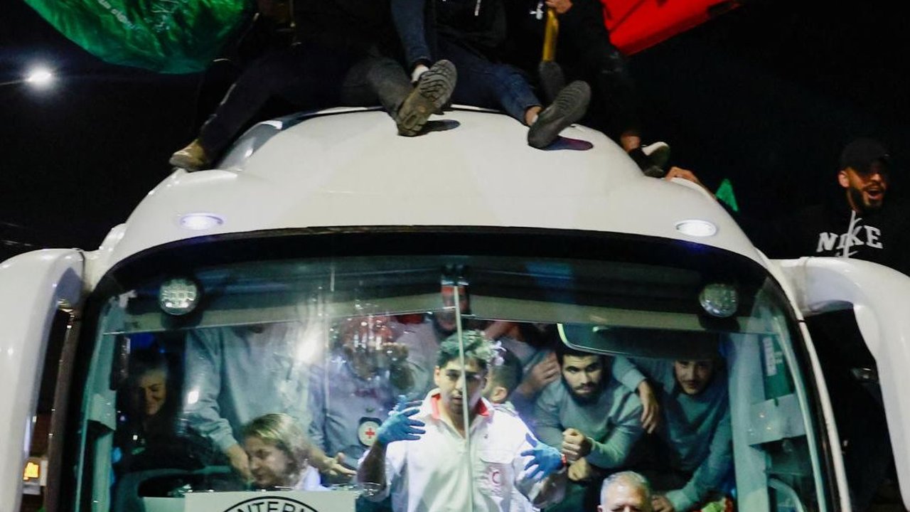 FOTO: Momen Pembebasan Tahanan Palestina dari Penjara Militer Israel di Ramallah Disambut Pawai Kemenangan