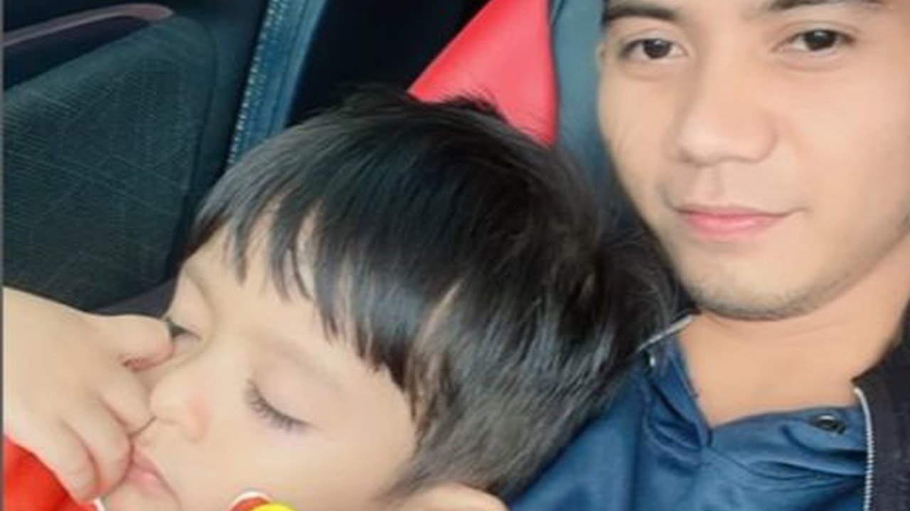 Anteng Sampai Ketiduran Bareng, Ini 8 Potret Rizki DA Bagikan Momen Hangat dengan Anaknya