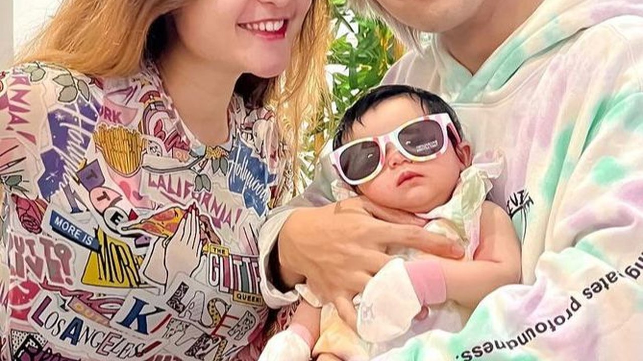 Potret Bahagia Arnold Leonard dan Moniq Crasivaya Momong Si Gemas Baby Eshal