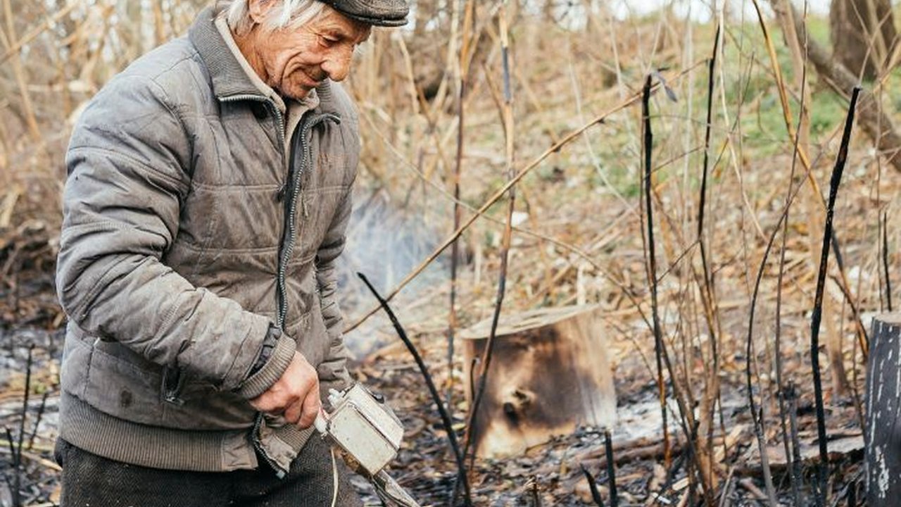 Sedang Mencari Emas, Pria Ini Kaget Temukan Batuan yang Nilainya Jauh Lebih Mahal