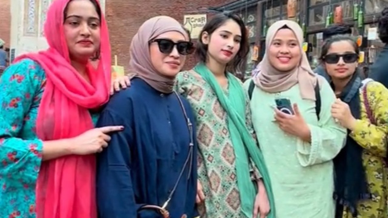 Liburan ke Pakistan, Rombongan Asal Indonesia Ini Mendadak Jadi Artis dan Banyak Dimintai Foto Bareng