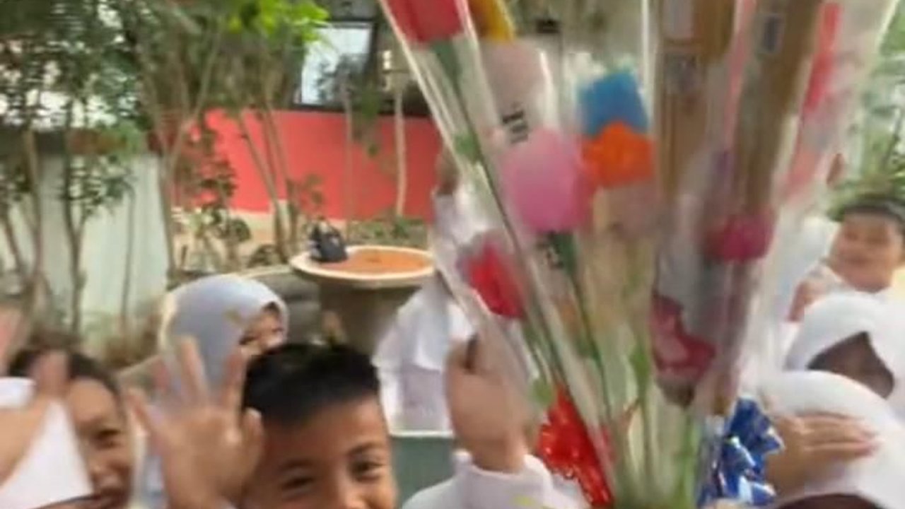 Aksi Siswa SD Beri Kejutan untuk Gurunya di Momen Hari Guru Ini Viral, Bikin Gemas Warganet
