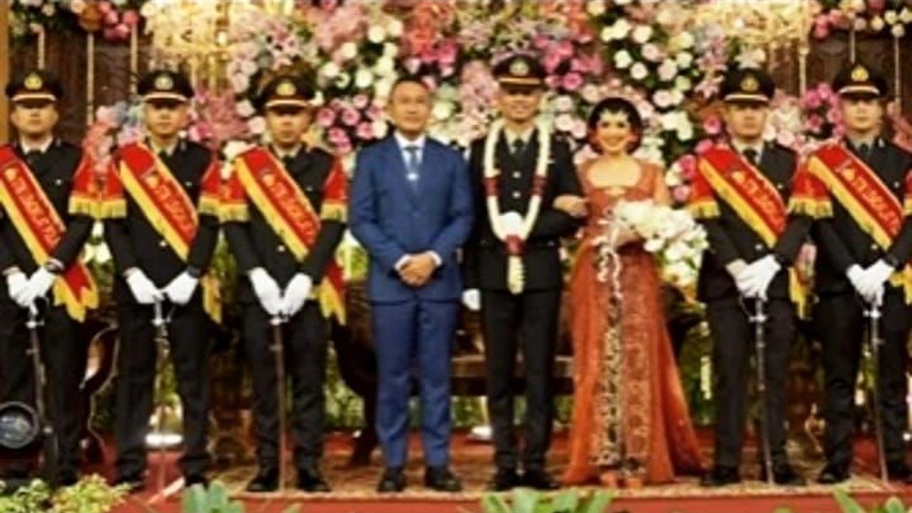 Jenderal Polri jadi Irup Pedang Pora Pernikahan Mantan Staf Pribadi, Momennya Penuh Kebahagiaan