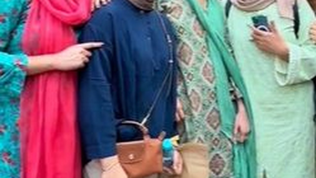 Berasa Jadi Artis Orang Indonesia Jalan-jalan Ke Pakistan Warga Lokal Antri Minta Foto Bersama