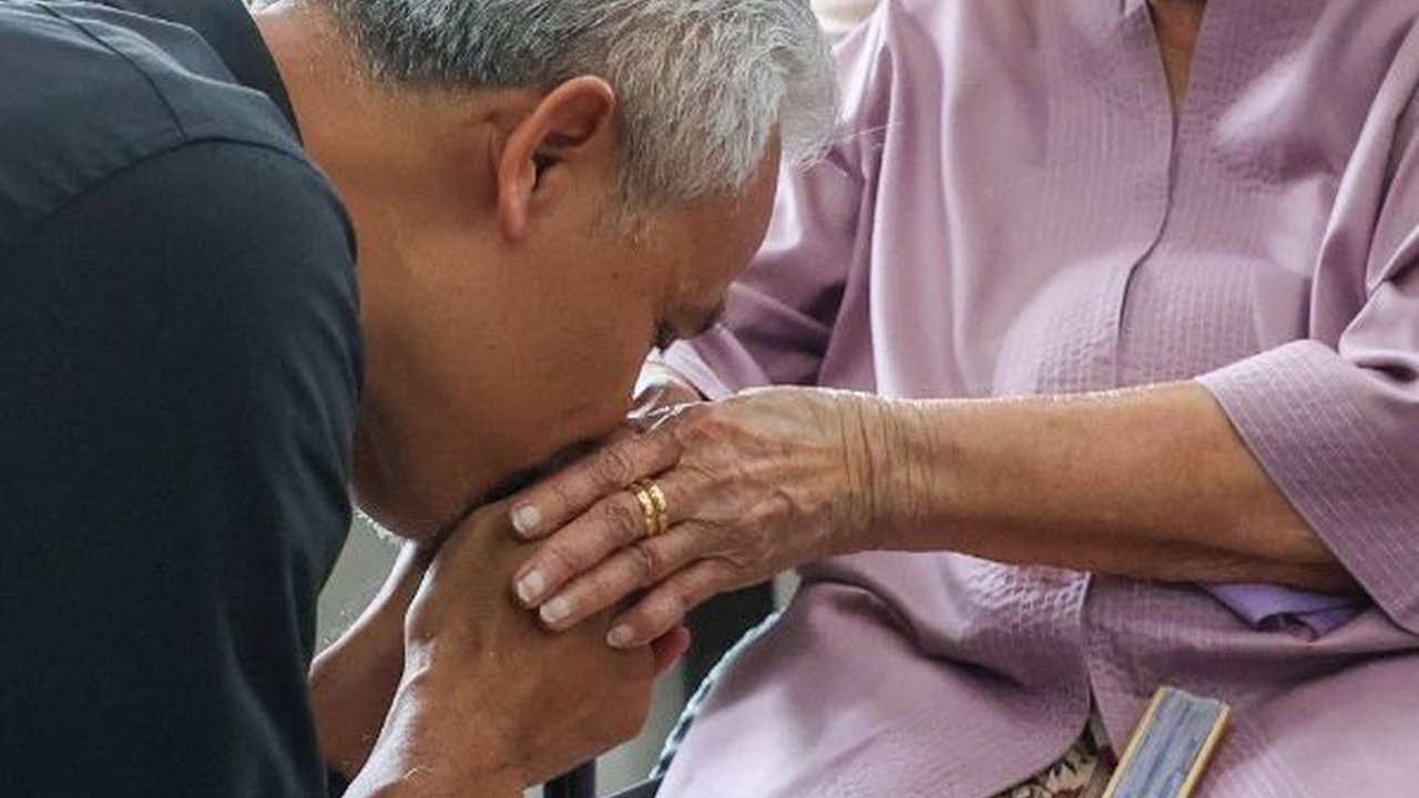 FOTO: Momen Silaturahmi dan Pesan Menyentuh Istri Mantan Kapolri Hoegeng untuk Ganjar