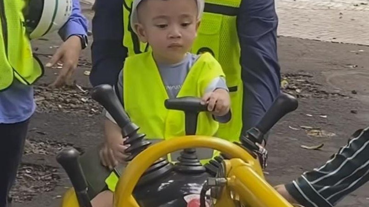 Potret Rayyanza Dapat Kejutan Ultah Buldozer di 'Istana' Megahnya, Awalnya Senang tapi Pas Naik Malah Nangis