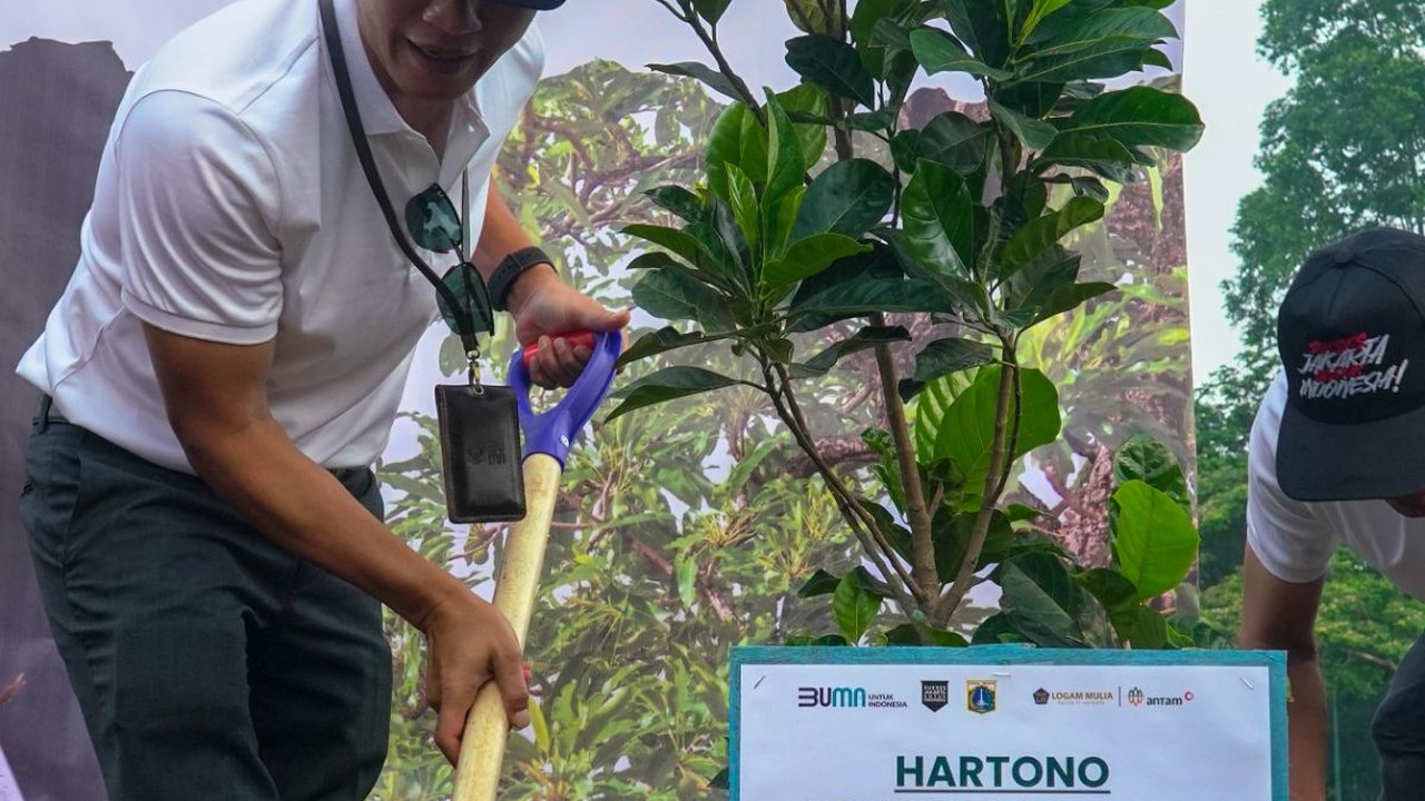 ANTAM Tanam 2000 Pohon di Sisi Kanal Banjir Timur Guna Lestarikan Lingkungan