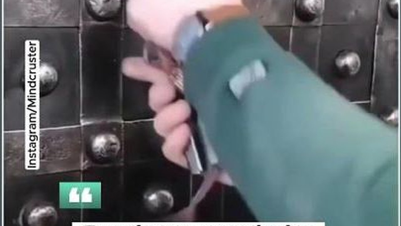 VIDEO: Rumitnya Membuka Brankas Buatan Prancis Tahun 1780