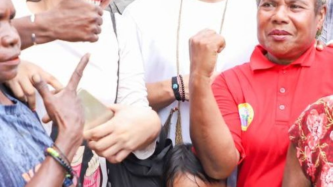 Blusukan ke Pasar Yotefa Jayapura, Kaesang Beli Nanas hingga Peci Khas Papua