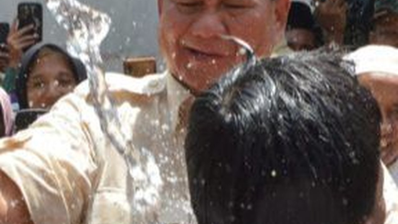 VIDEO: Prabowo Resmikan 12 Titik Air di Pamekasan Sambil Asyik Main Bareng Anak-anak