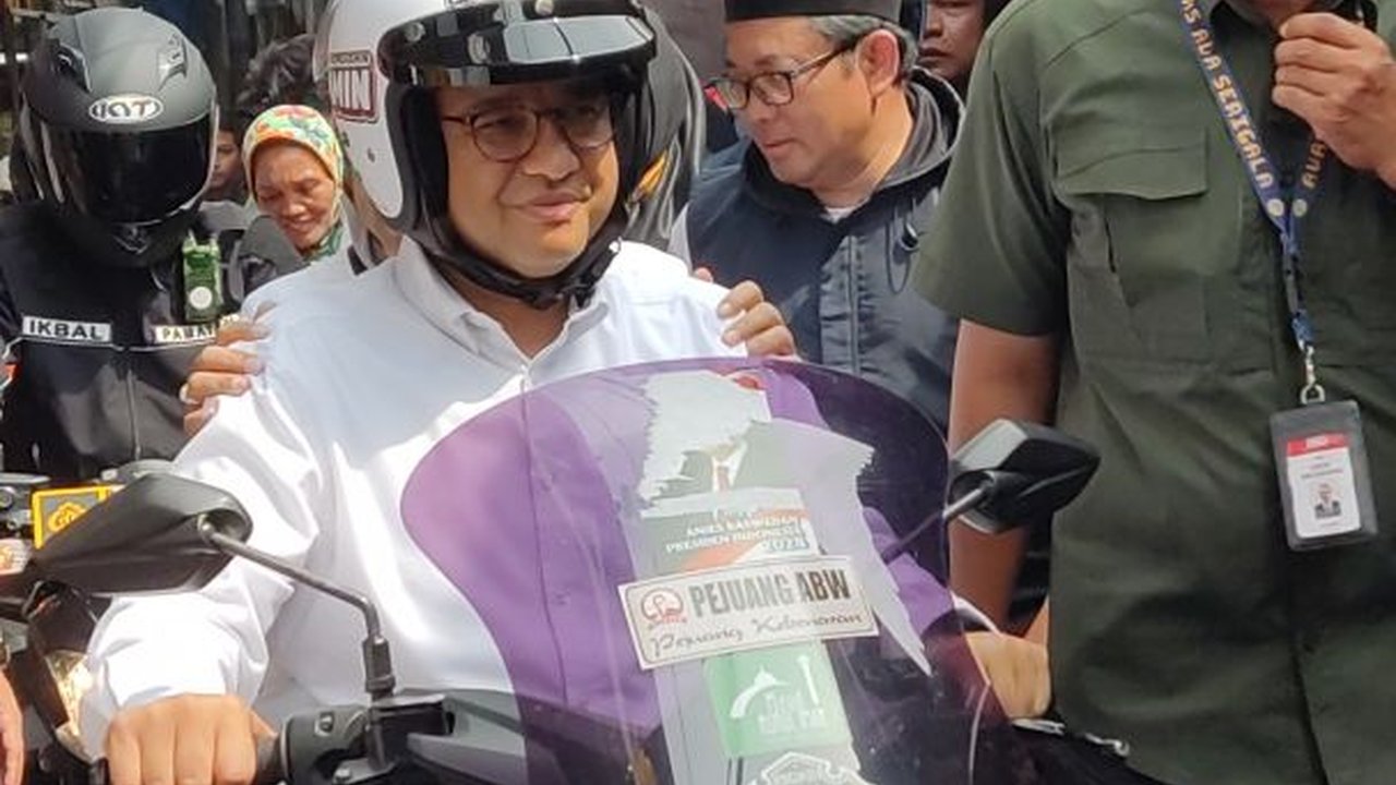 Sambil Bonceng Istri, Anies Baswedan Sapa Warga di Tanah Merah Naik Motor