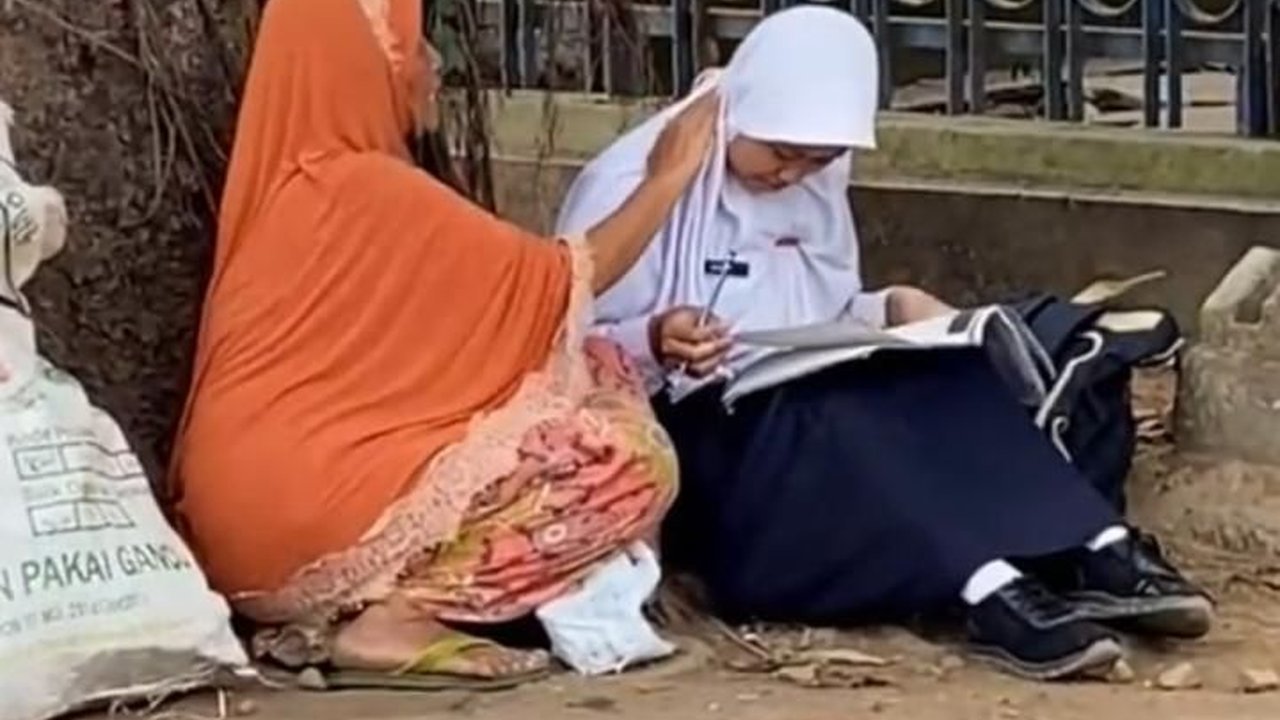 Aksi Anak SMP Bantu Ibunya Cari Rongsokan Usai Pulang Sekolah Ini Viral, Bikin Salut