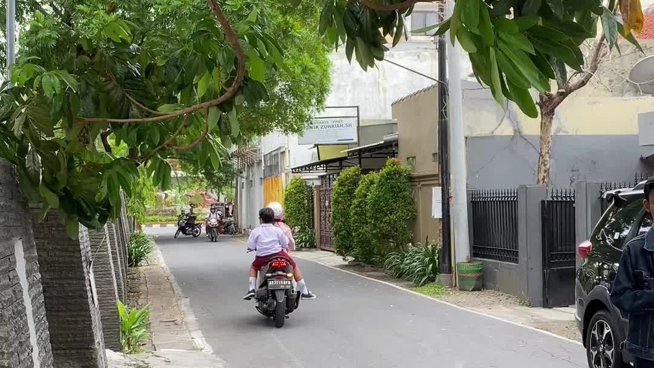 VIDEO: Pedagang Mie Ayam Antar Pesanan Pakai Satu Tangan Sambil Naik Motor