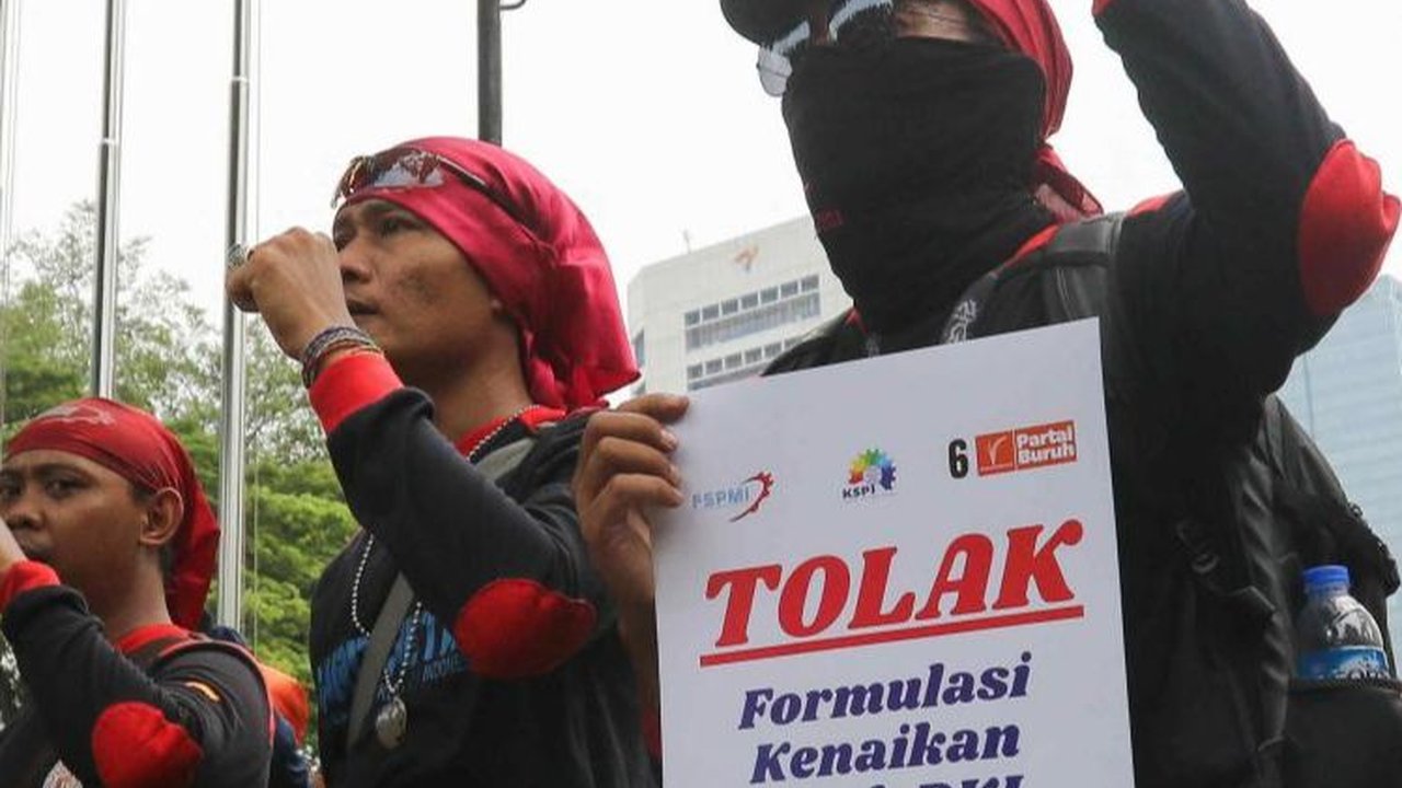 FOTO: Aksi Massa Buruh Geruduk Balai Kota Jakarta Tuntut Kenaikan UMP 15 Persen