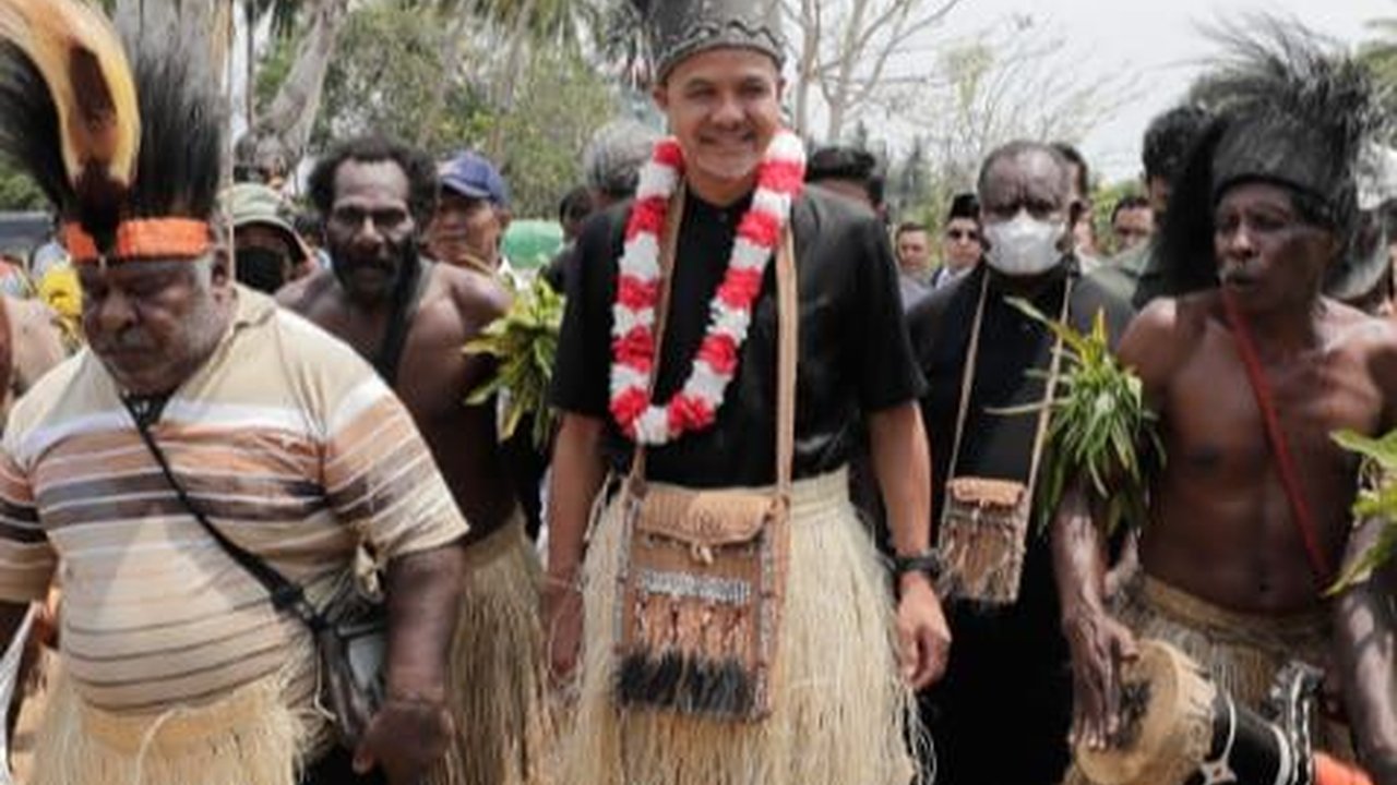 FOTO: Momen Ganjar Kampanye di Merauke, Disambut Hangat hingga Diberi Noken dan Mahkota Papua