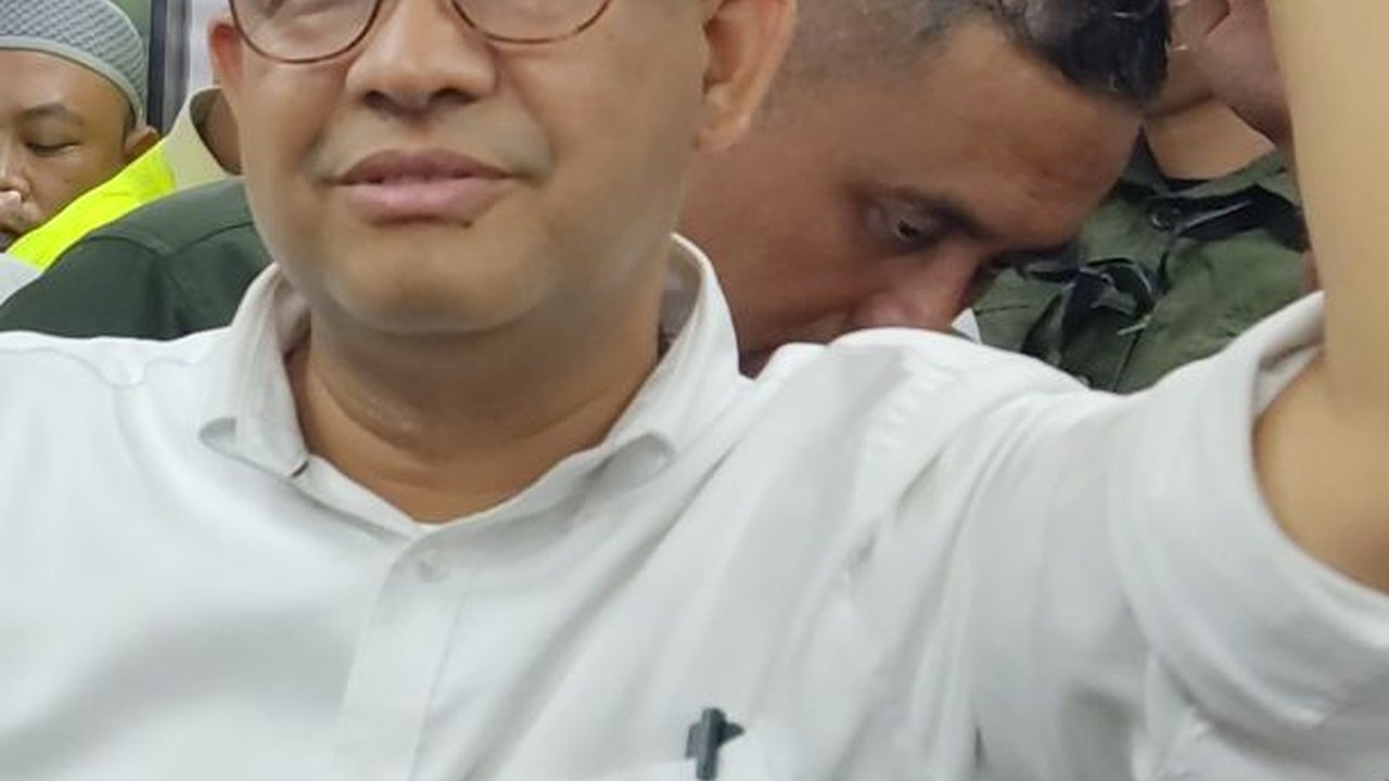 Potret Anies Naik KRL dari Bogor Menuju Jakarta, Berdesakan Bareng Warga di Jam Pulang Kerja