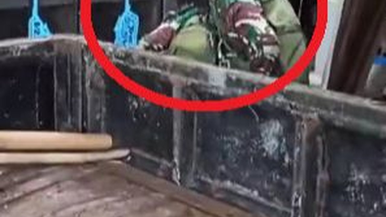 VIDEO: Penerjun Payung TNI Nyasar Malah Mendarat di Rumah Warga Blitar