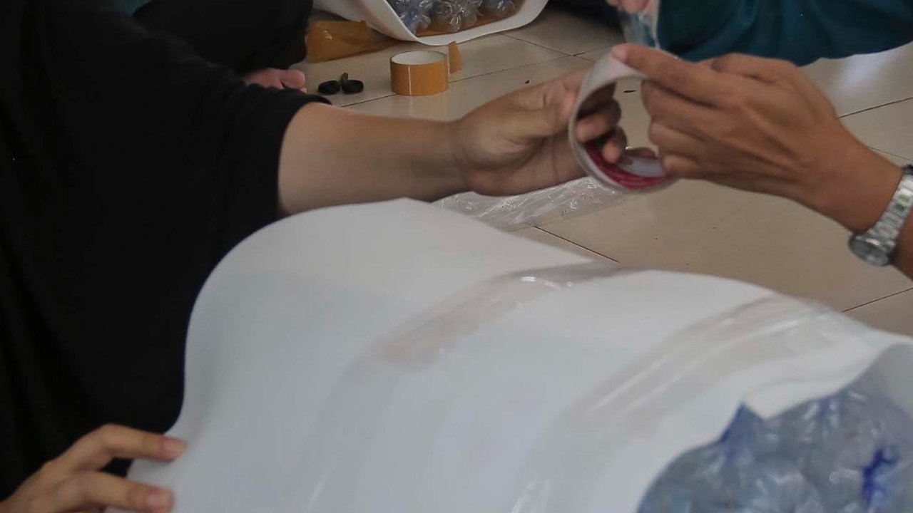 FOTO: Kreatif, Sampah Botol Plastik Bekas Ini Disulap Jadi Kursi Estetik