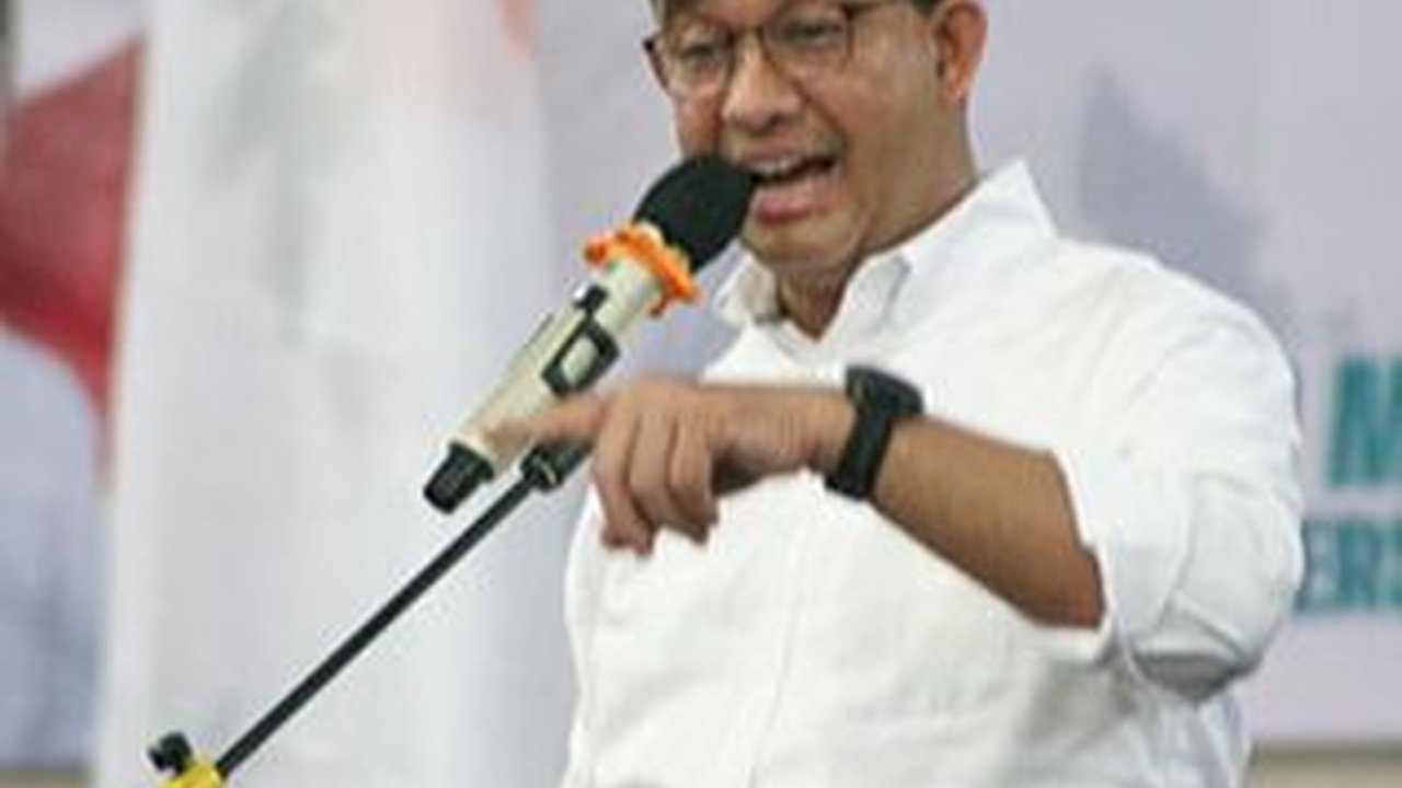 Spanduk 'Amin-Kan Harapanmu di Sini' Terpasang di Tanah Merah, Ada Warga Minta Macbook dan Mobil ke Anies